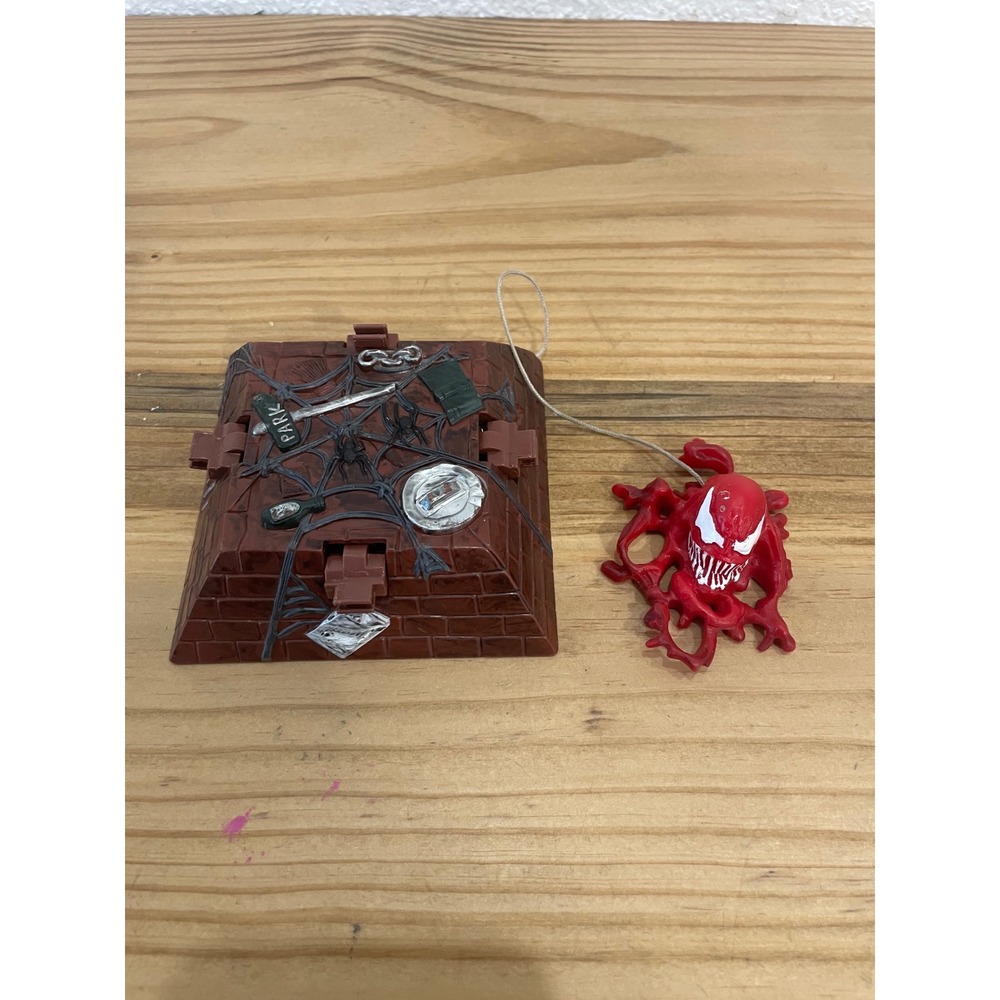 1997 ToyBiz Marvel Spider-Man Classics Carnage Base Trap. Not complete